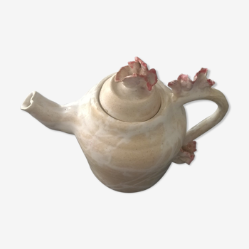 Vintage teapot décor in coral relief