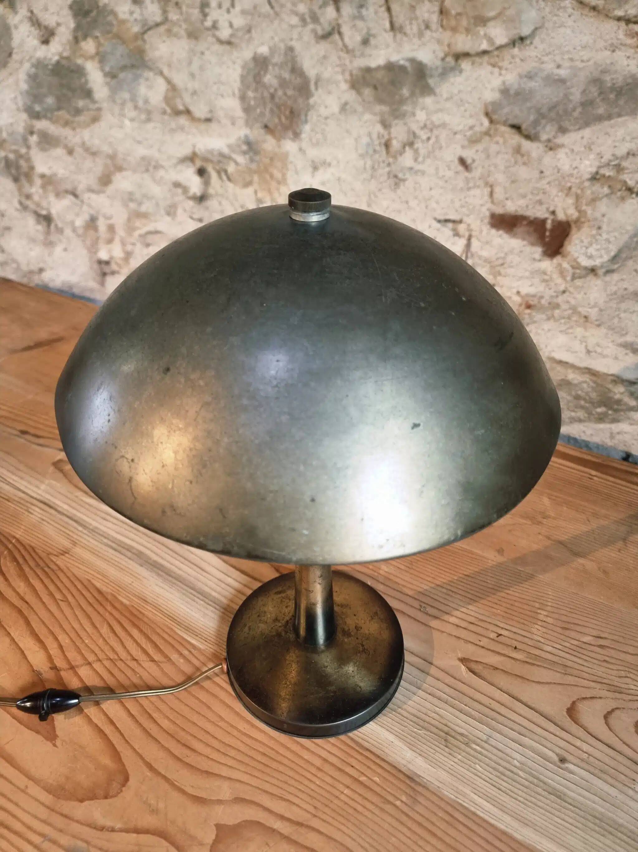 Lampe de table industrielle française des années 1930 – Champignon en fer et bakélite avec douille à baïonnette – 32 cm de diamètre