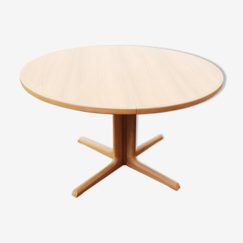Expandable Scandinavian table