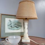 Lampe en albâtre et abat jour jute camel