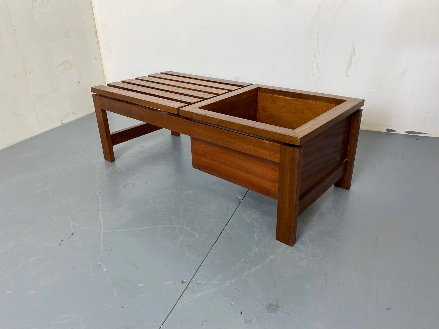 Table d'appoint mid-century moderne à lattes en teck avec support pour plantes, 1960s