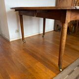 Shuttered table in blond walnut, spindle legs, for 6 people
