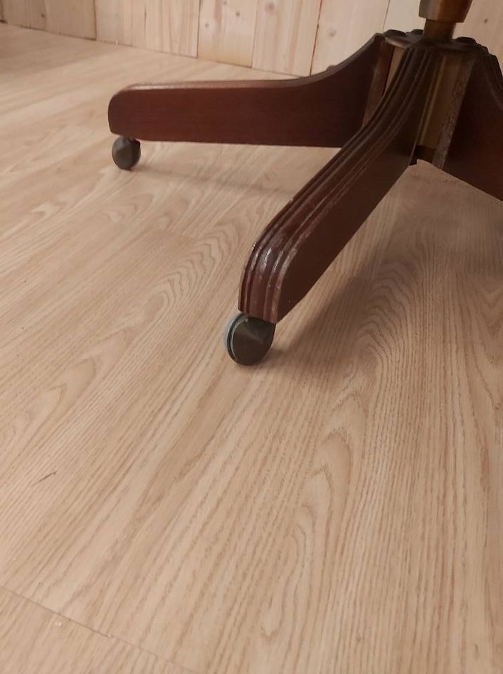 English-style armchair