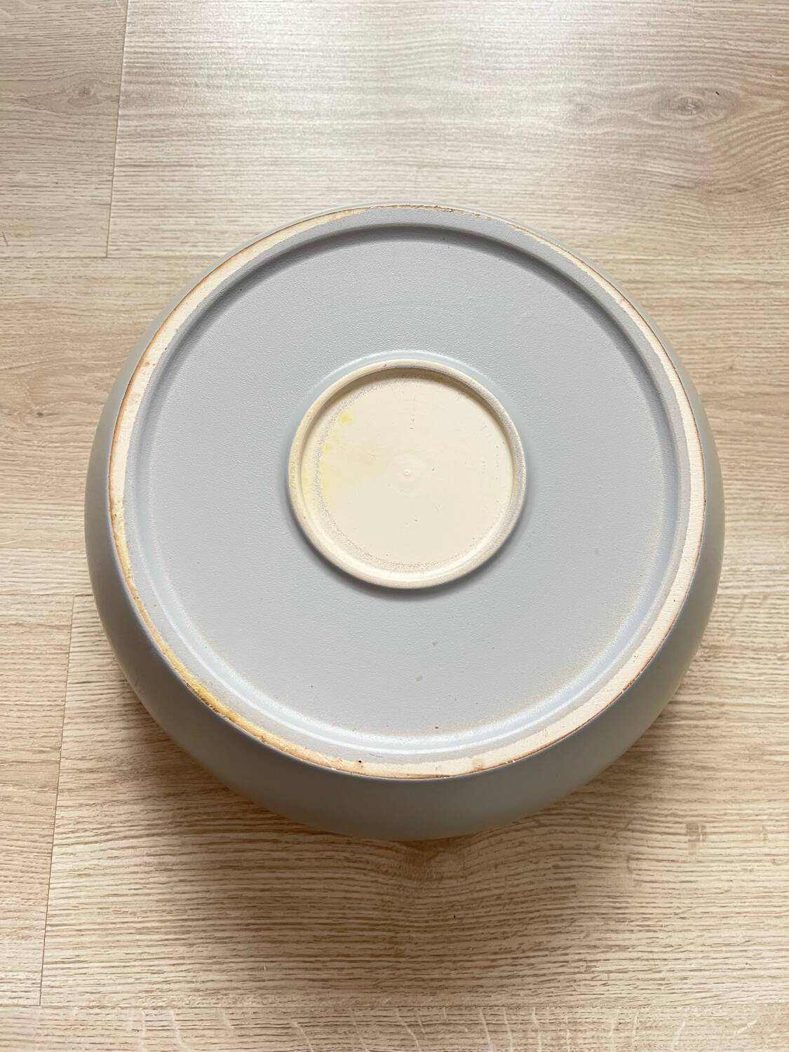 Plat gris clair en céramique