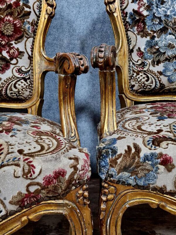 Paire de fauteuils Baroques de style Louis XV en bois doré et sculpté vers 1900