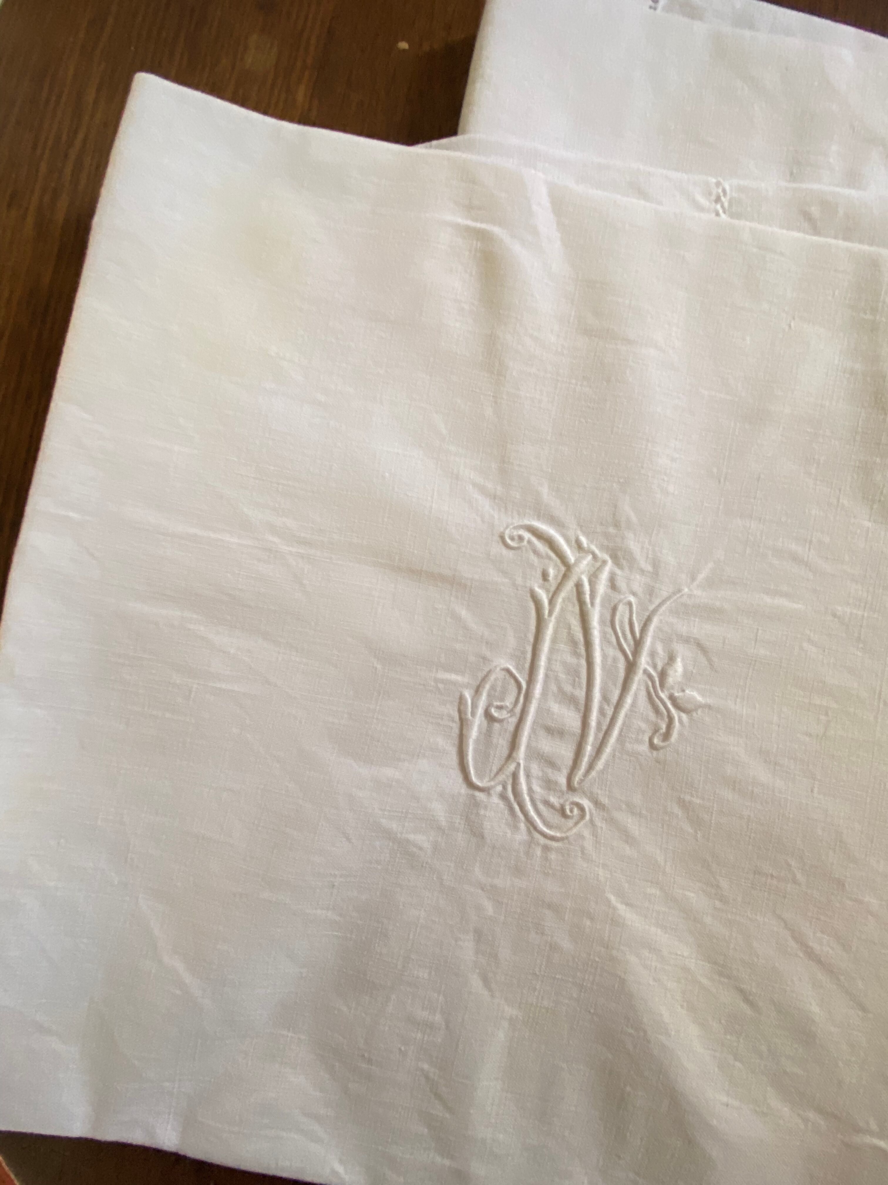 Deux torchons en fil de coton monogramme AP.