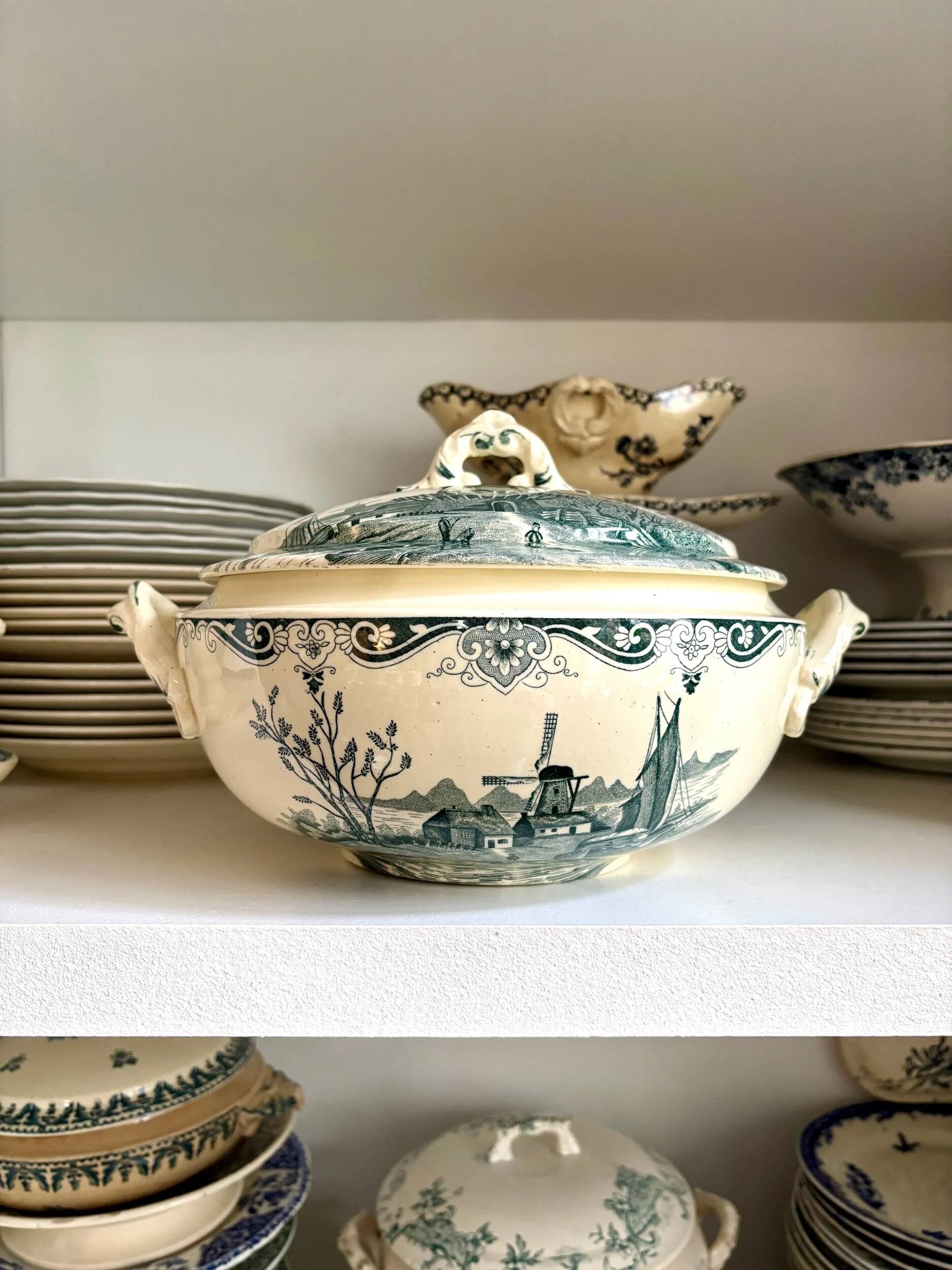 Grande soupière Salins en terre de fer, service "Delft"