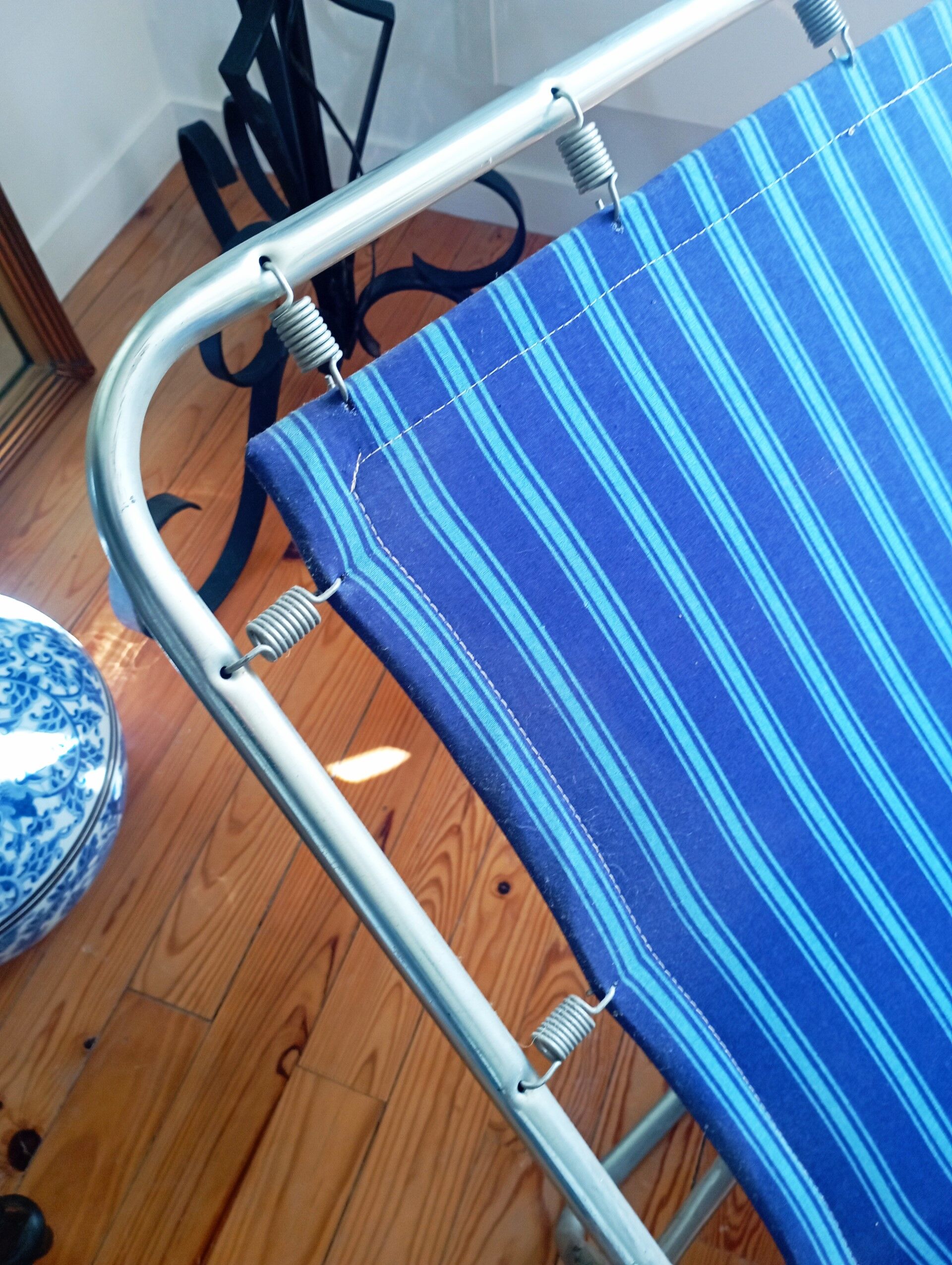 Folding sunbed lounger