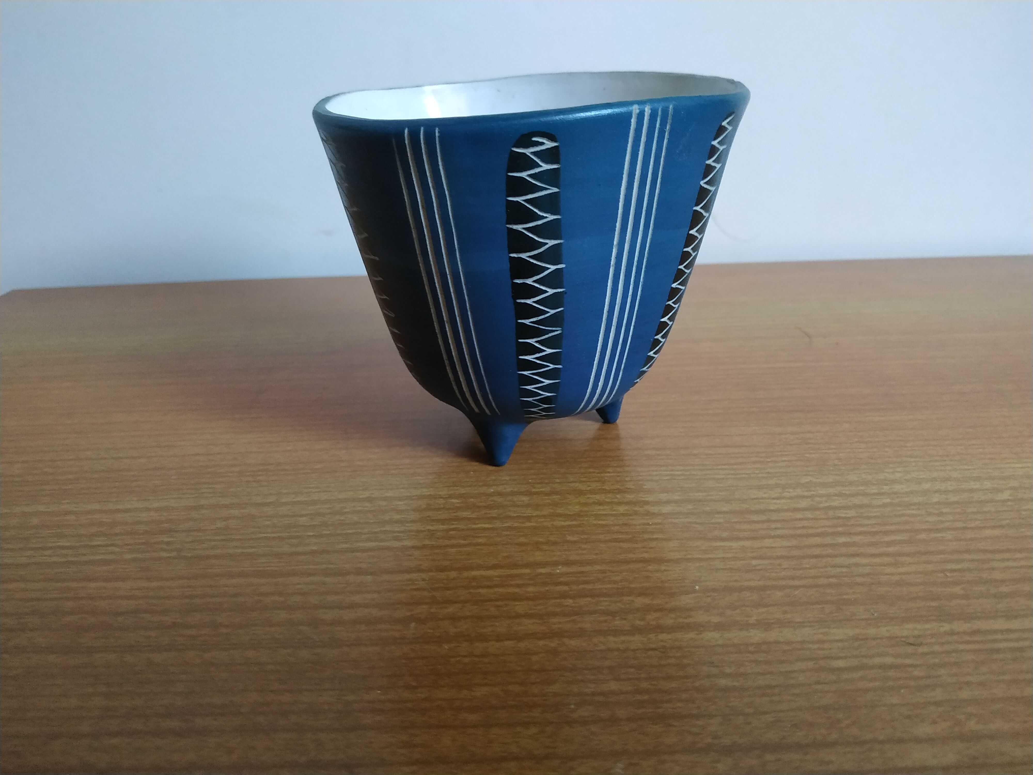 Small tripod cut in ceramic typical of the 50s