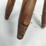 Tabouret tripode en chêne pieds pointes