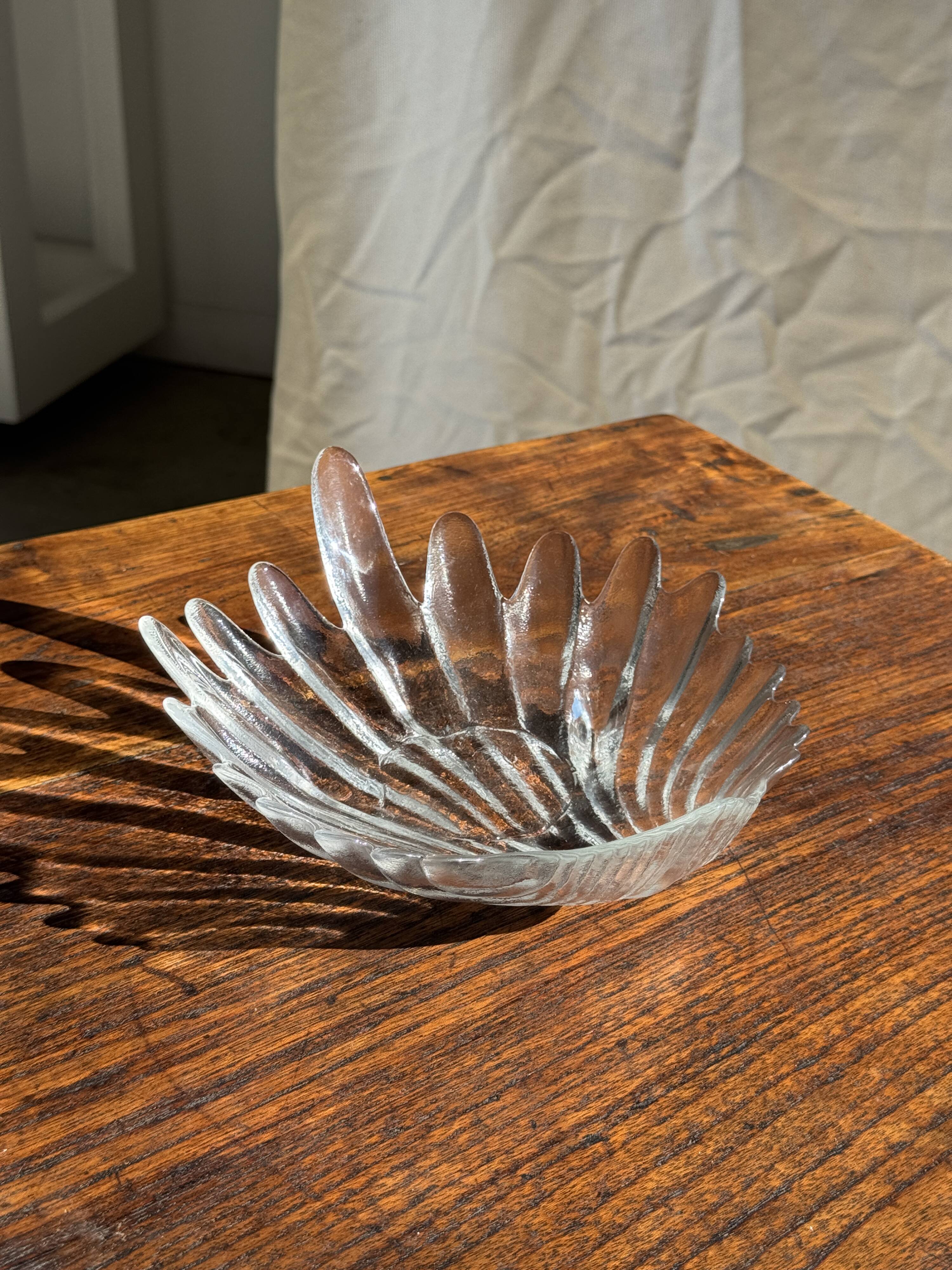 Large stylised shell bowl in vintage glass D22