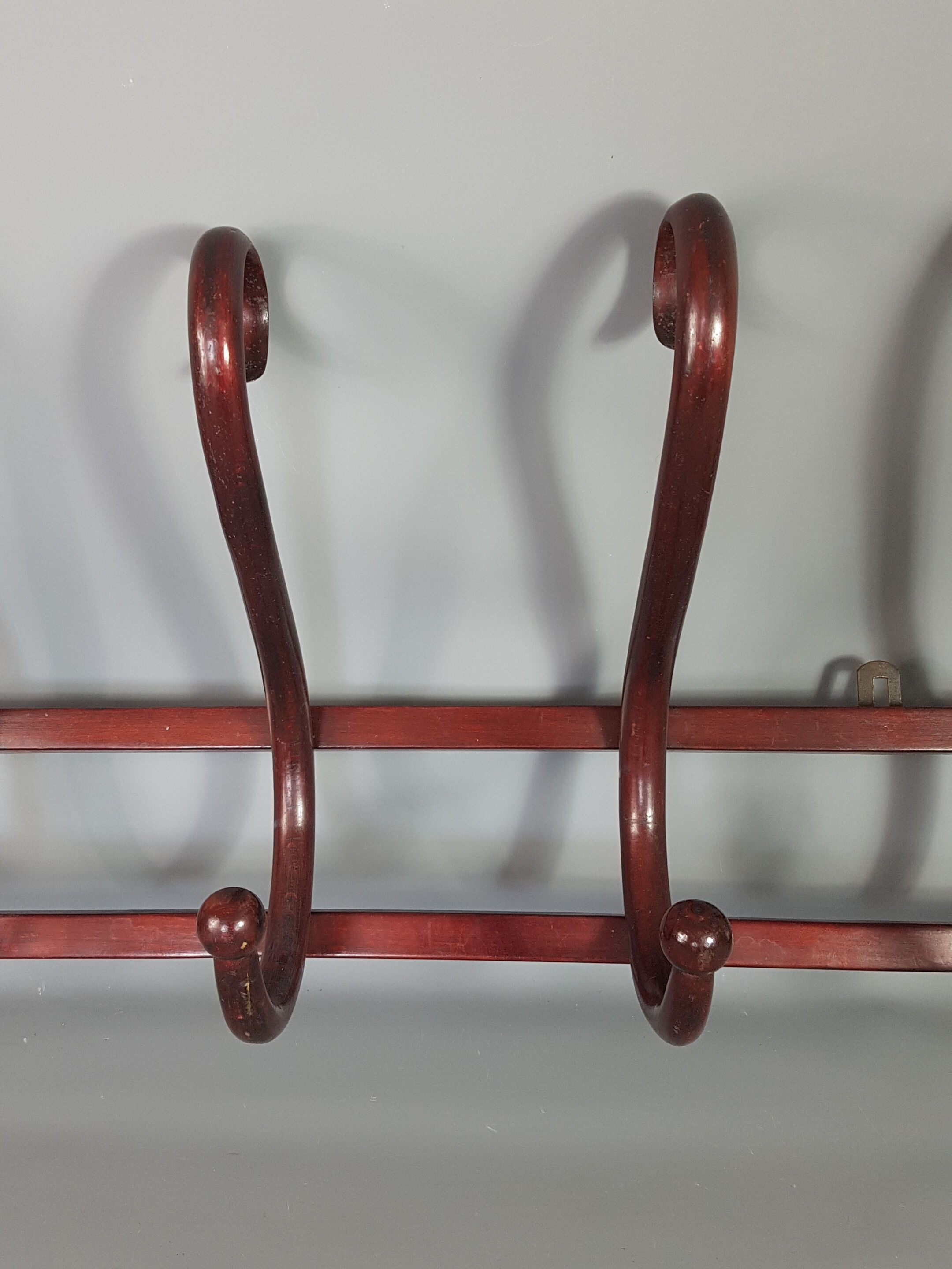 Curved wooden coat rack, 5 patères, Thonet label