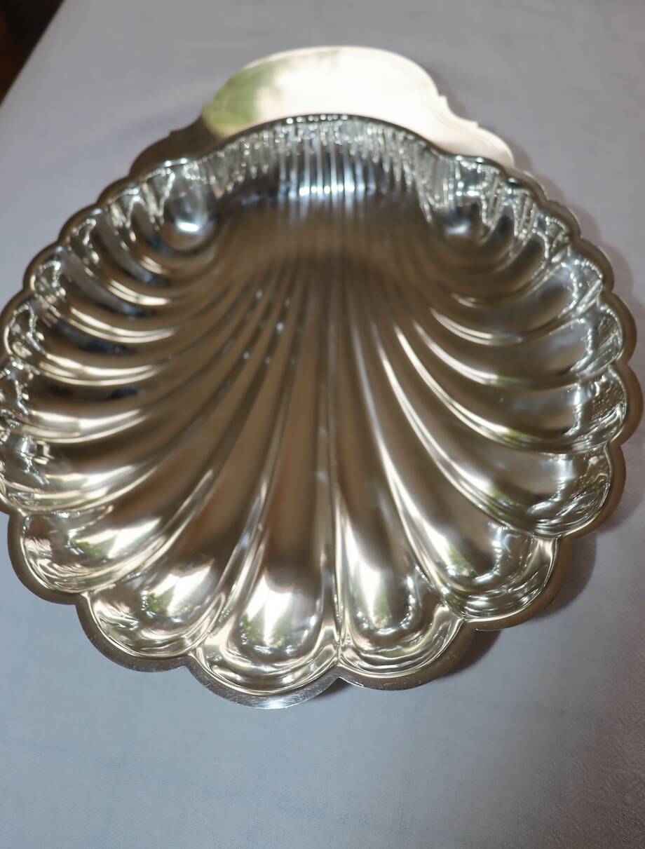 Silver-plated metal shell plate stamped Fleuron
