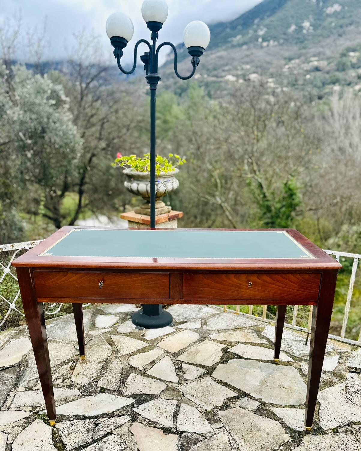 Flat desk in solid mahogany from the 19th century.
