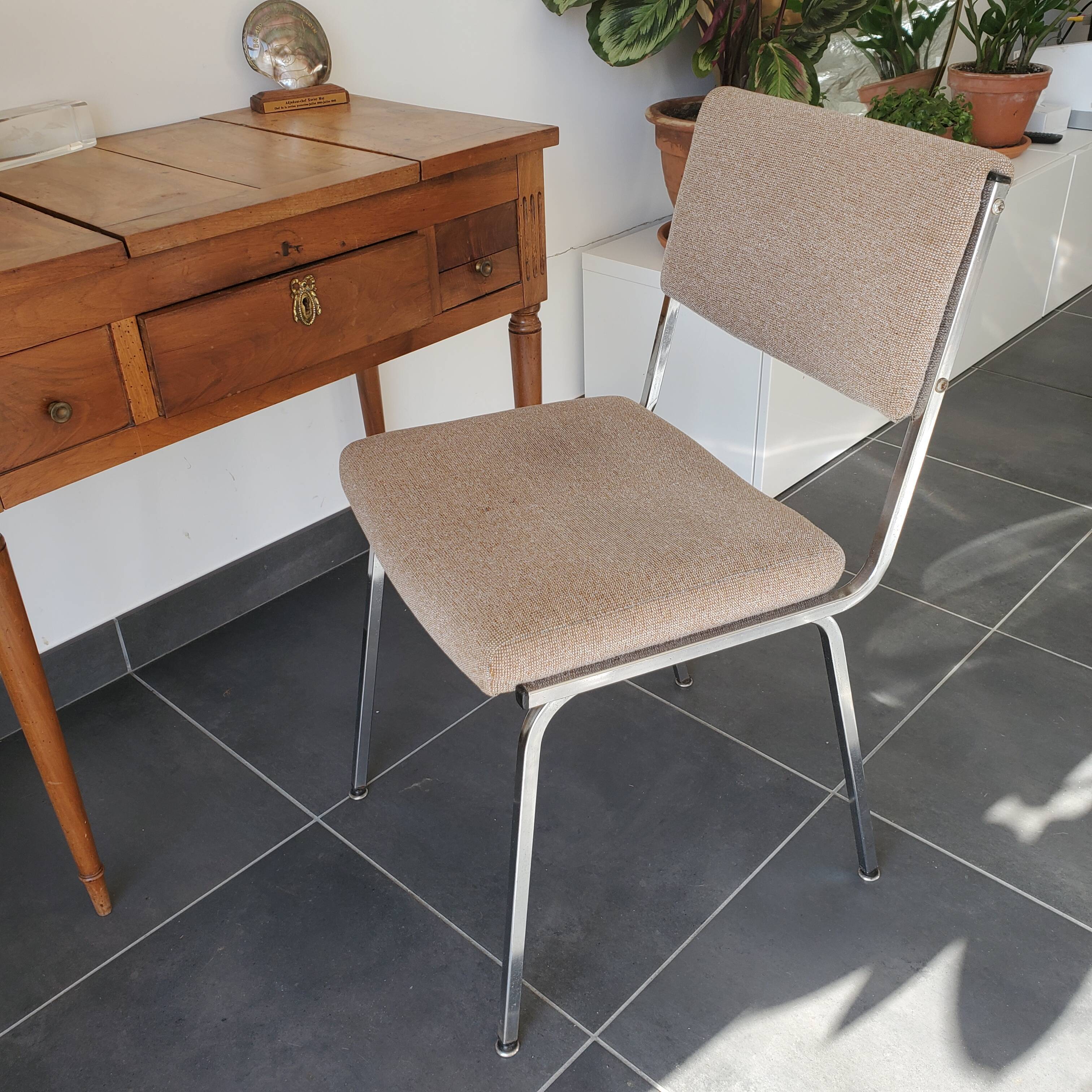 Chaise inclinée métal et assise tissu