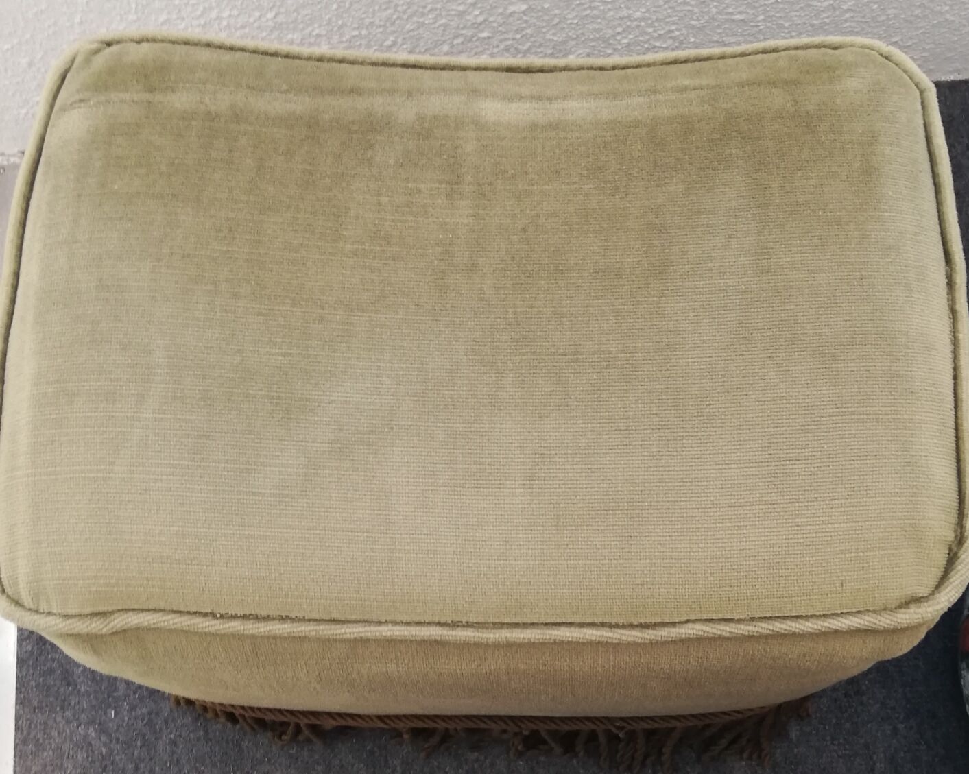 Green velvet pouf 60s