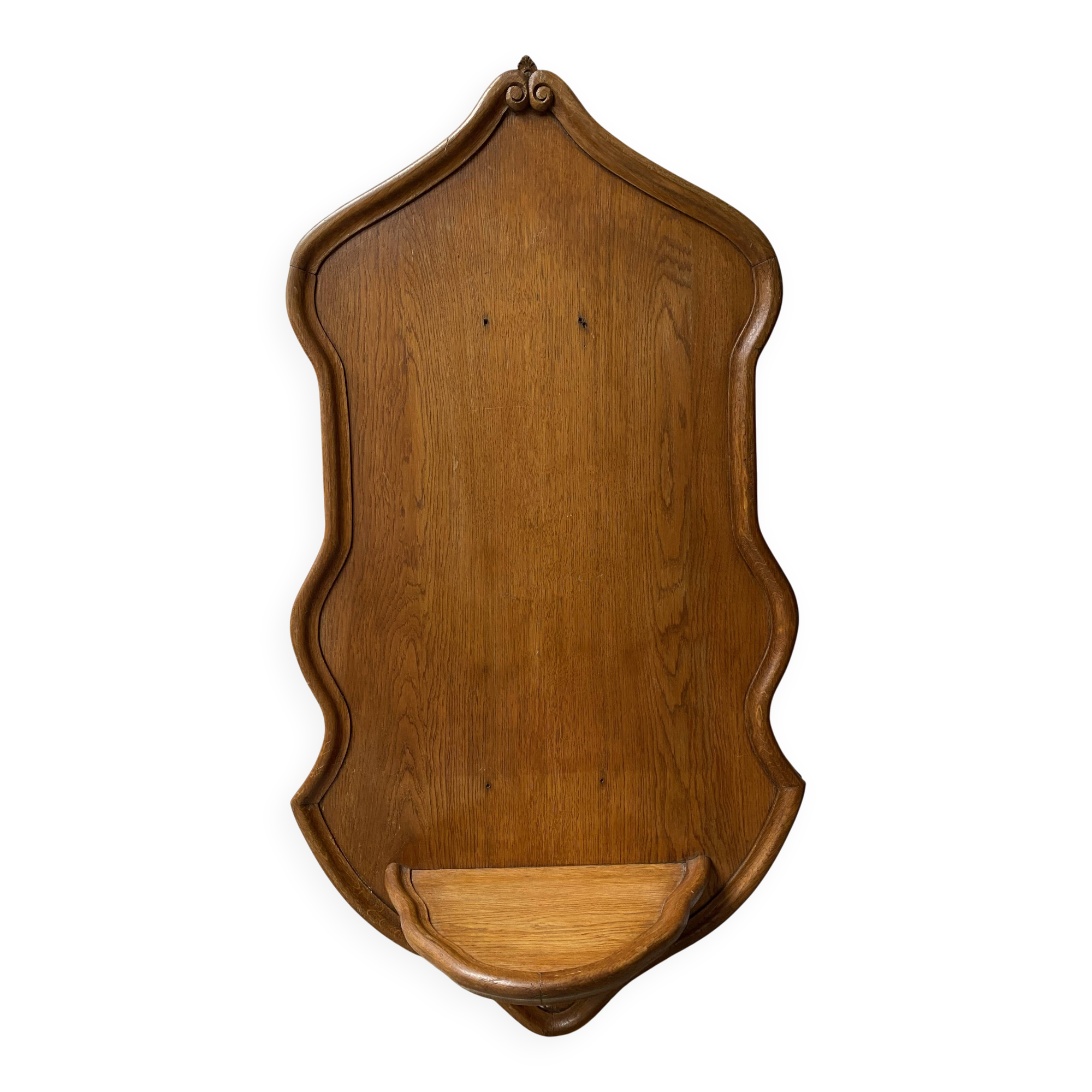 Wall-mounted bracket for statue