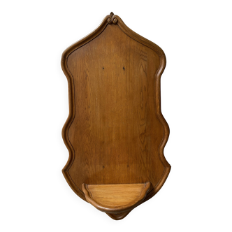 Wall-mounted bracket for statue