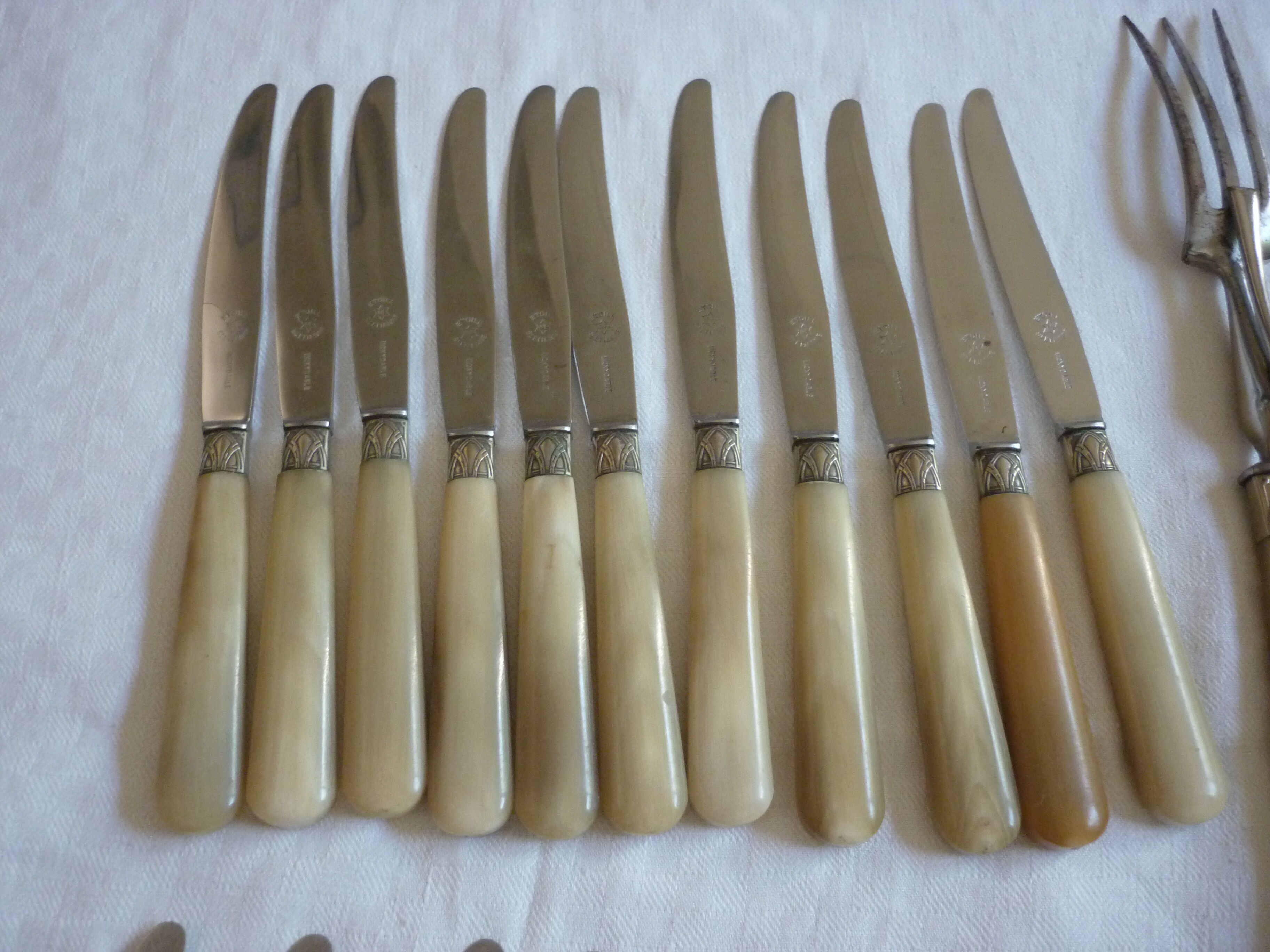 22 couteaux et 3 couverts service bakelite manufrance