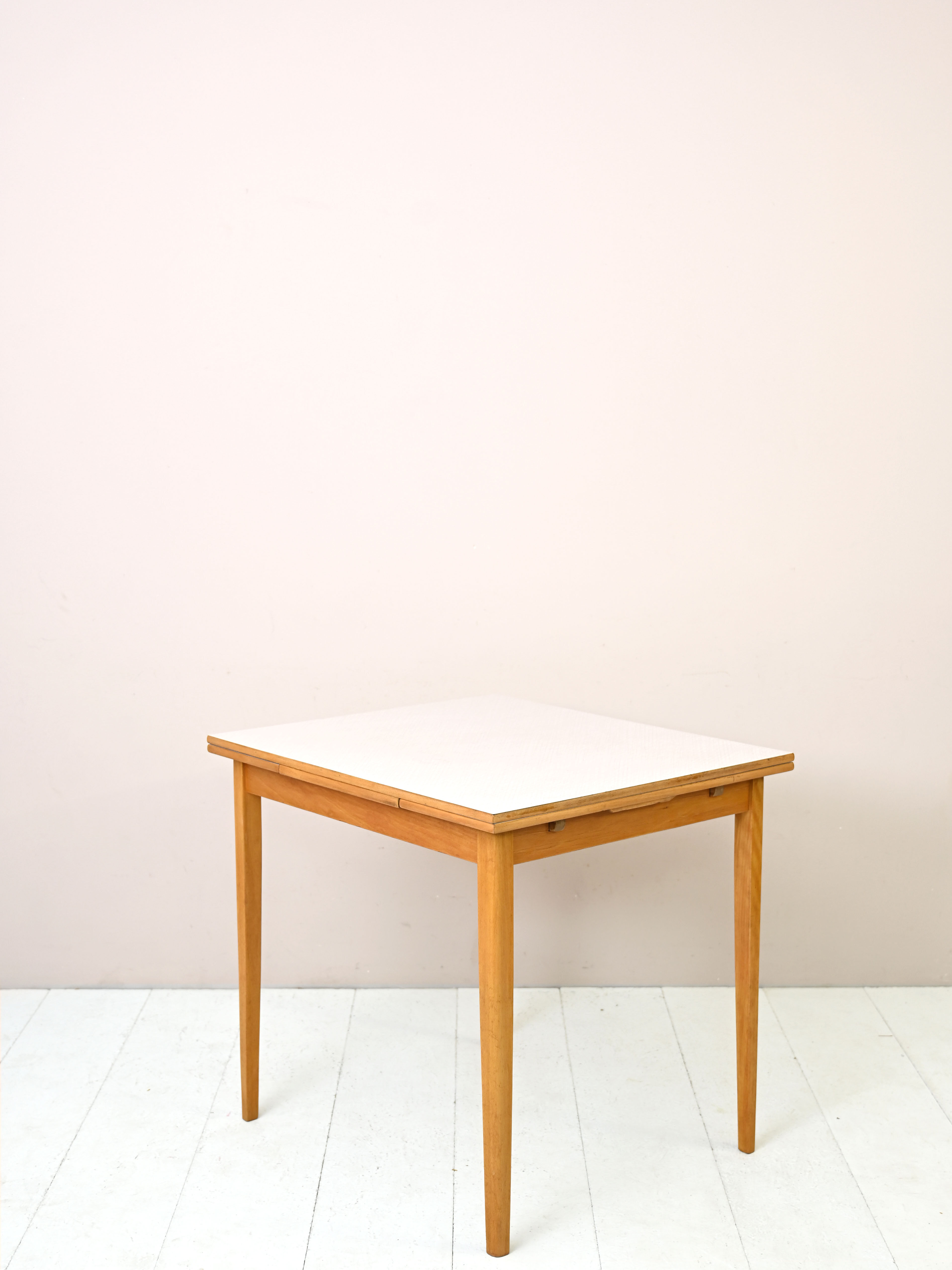 Extendable formica table