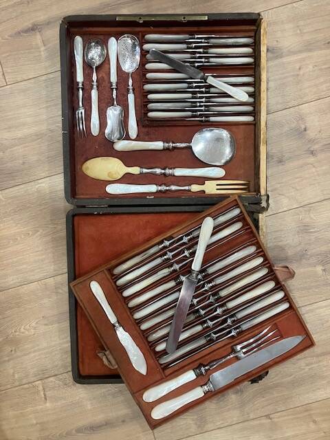 Knife set, mother-of-pearl handles