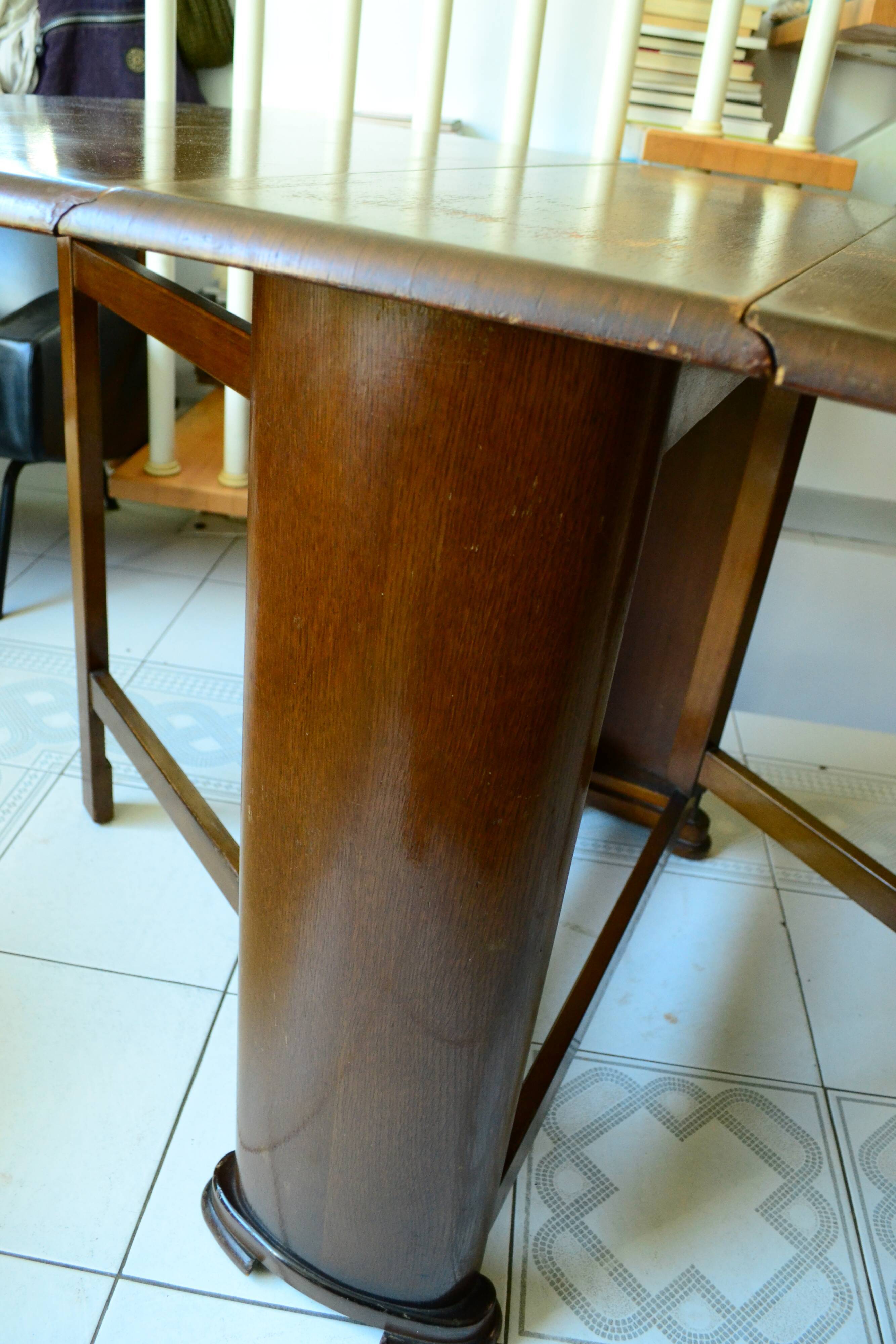 English mahogany folding gateleg table