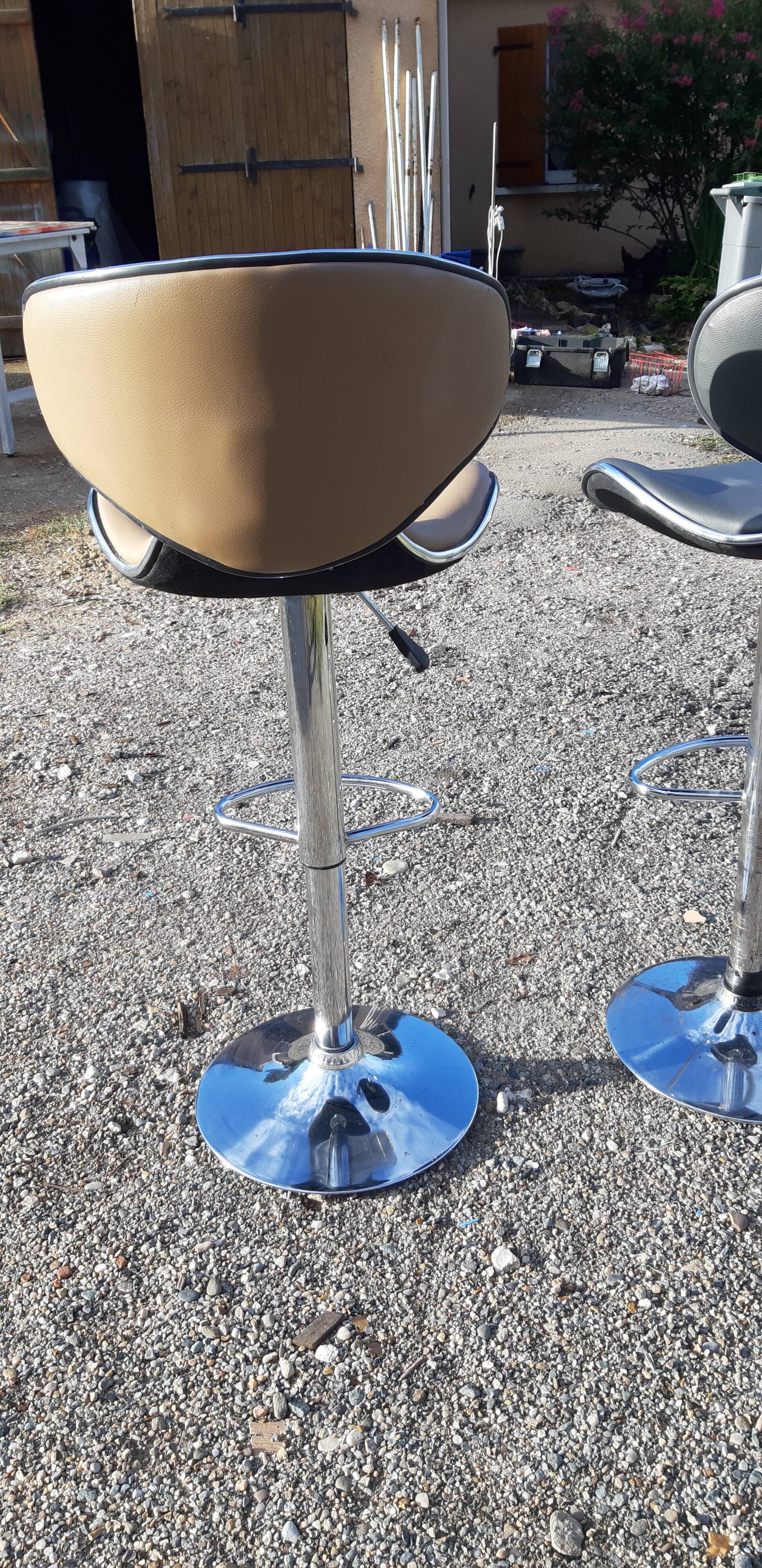 Paire de tabourets de bar vintage chrome et skai
