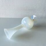 Vase ancien en opaline blanche