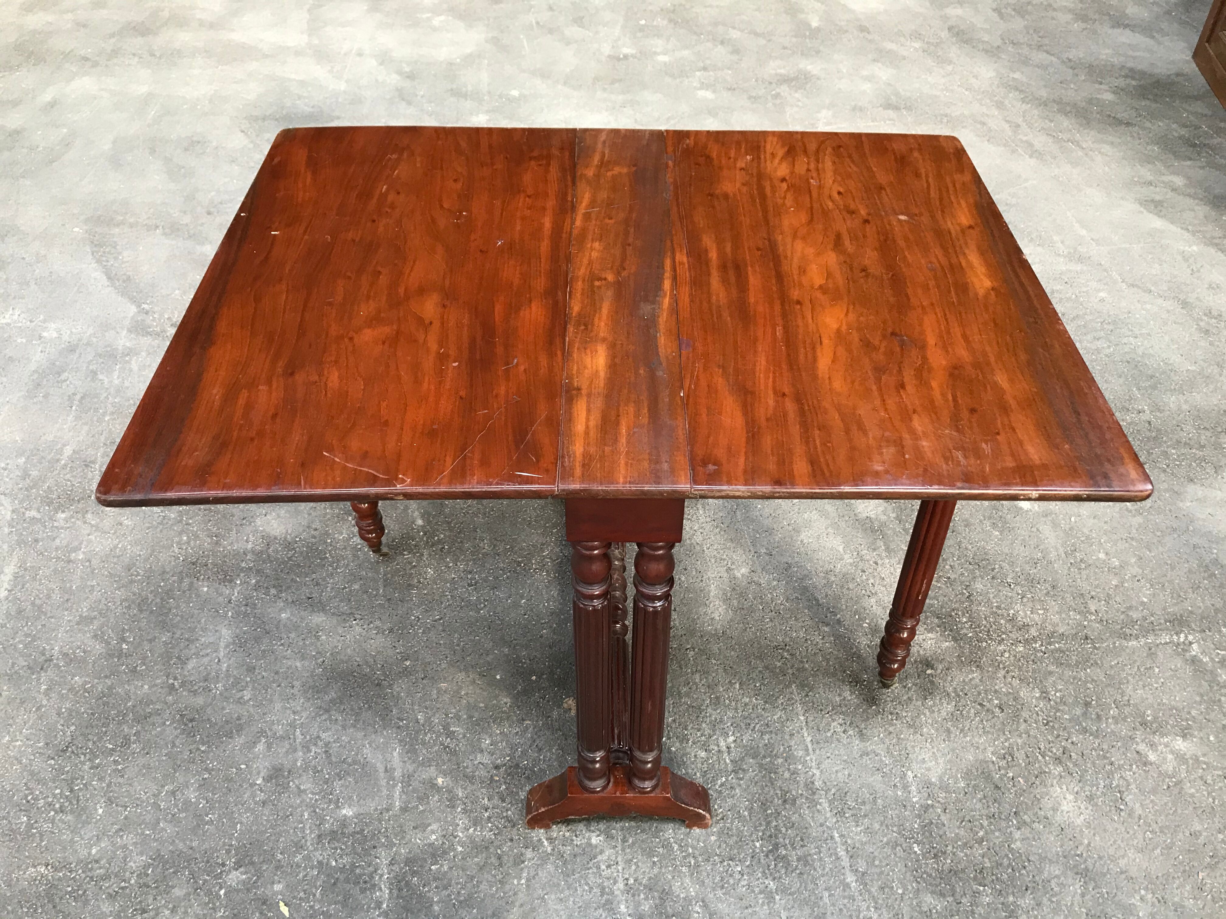Gateleg table in solid mahogany