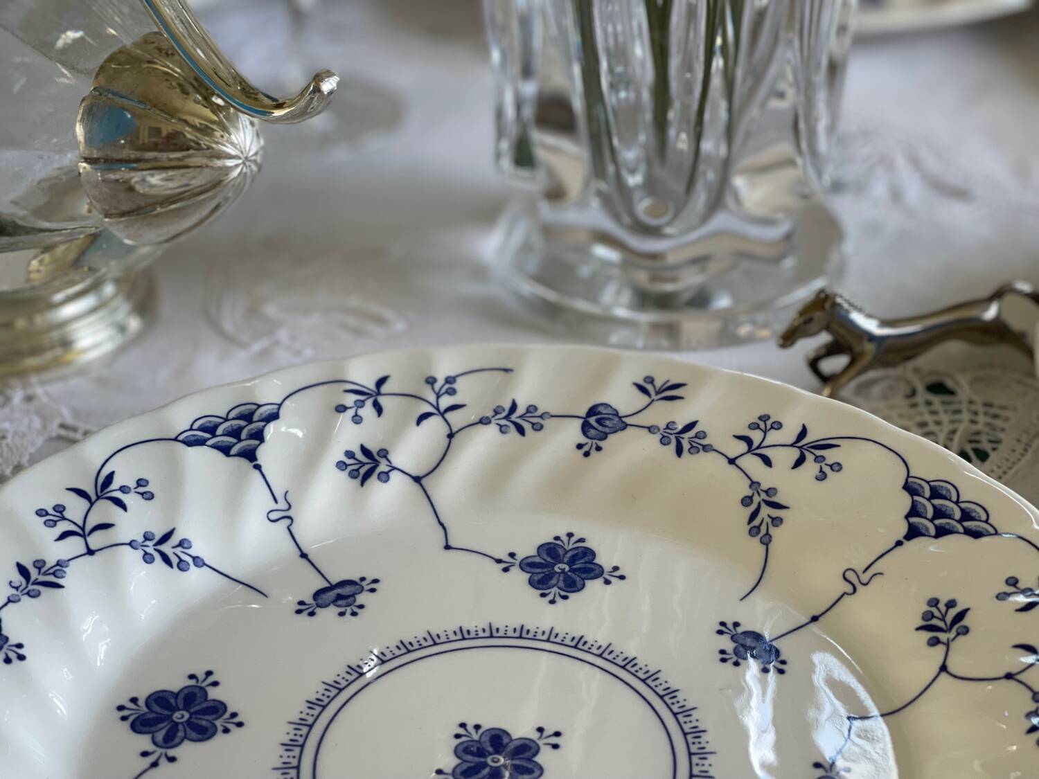 8 English dinner plates