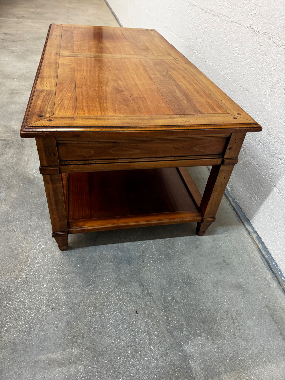 Coffee table with 2 drawers in solid wood.