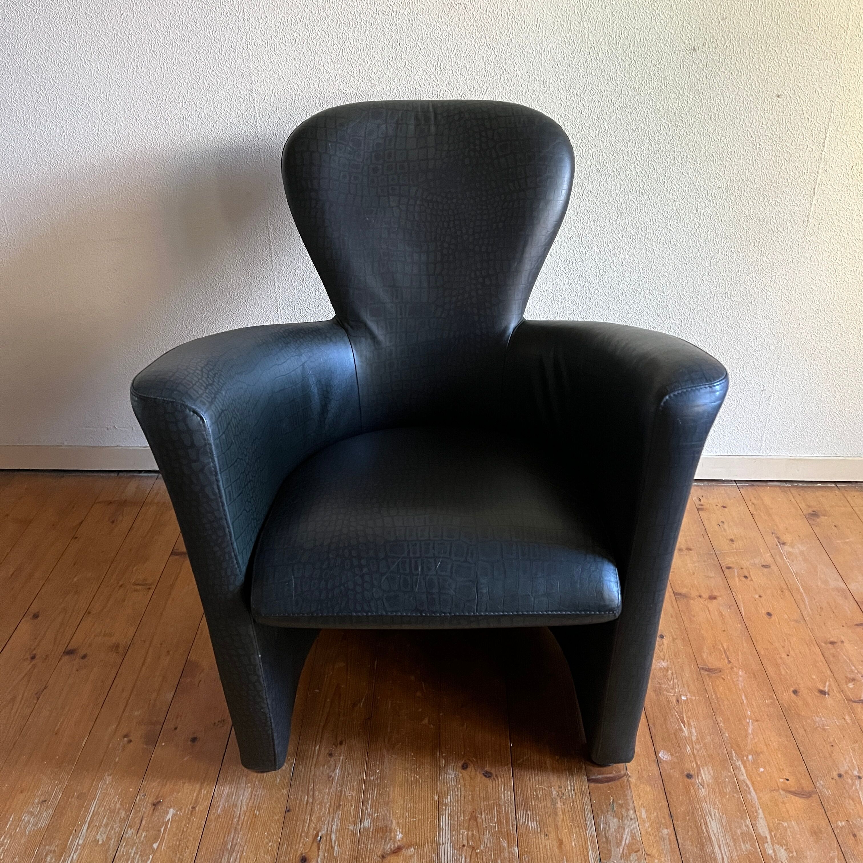 Dutch design easy chair Amphora by Leolux faux leather upholstery