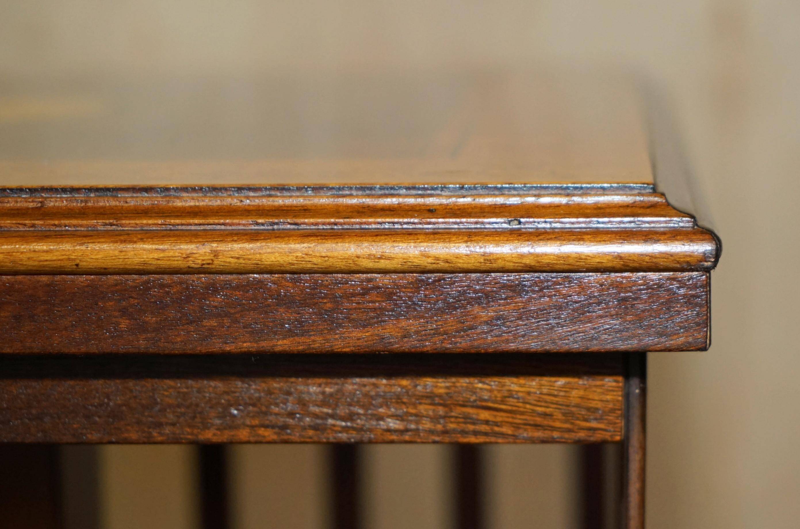 Table bibliothèque tournante Sheraton Revival en noyer et bois de satin