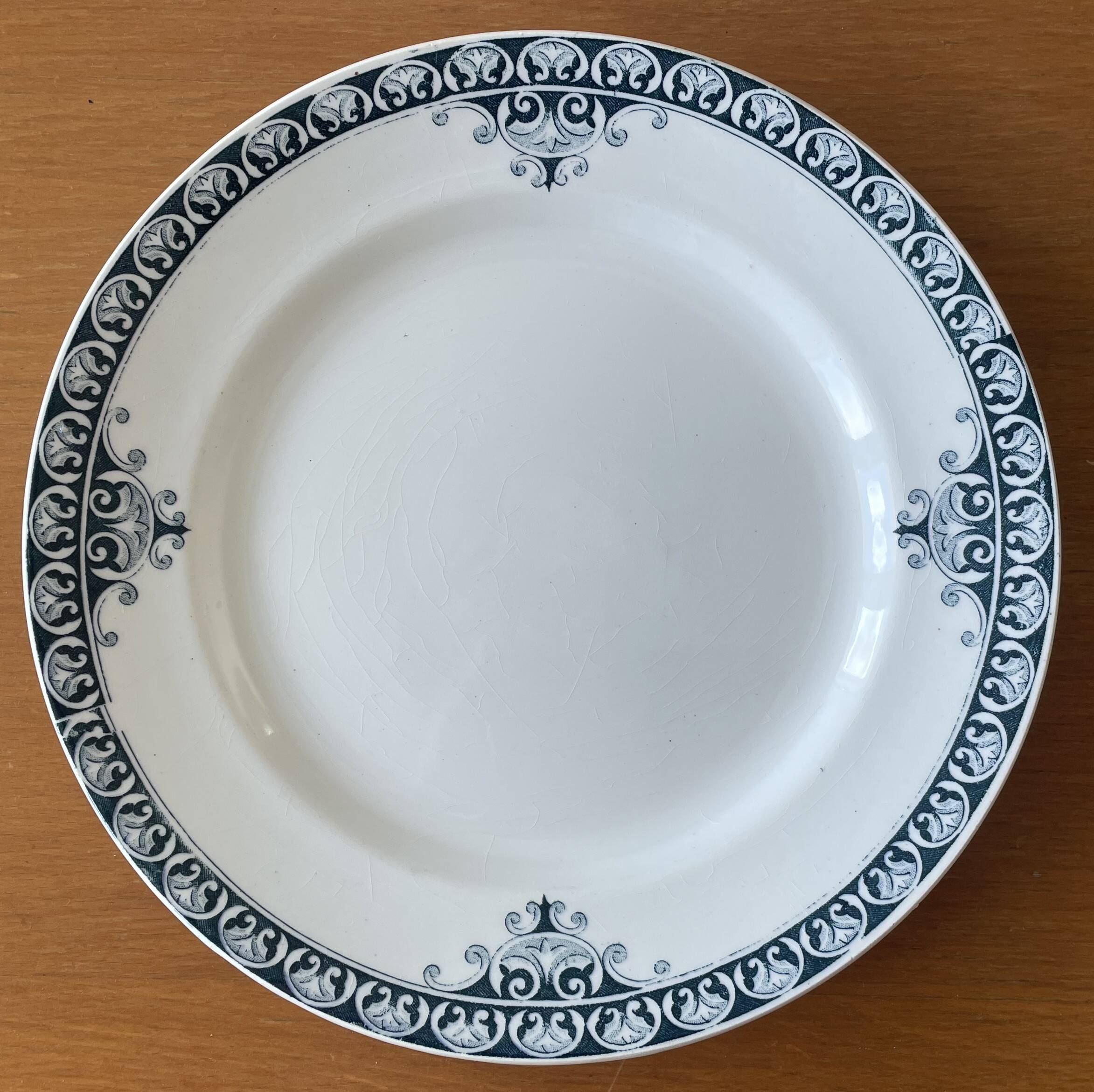 6 assiettes à dessert anciennes en faïence de Saint-Amand (Nord)