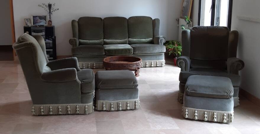 Living room set consisting of 1 three-seater sofa, 2 armchairs, and 2 footrests.