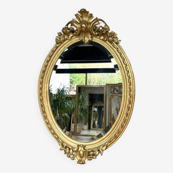 Miroir ancien ovale à frontons doré à la feuille d’or, fin XIXème début XXème