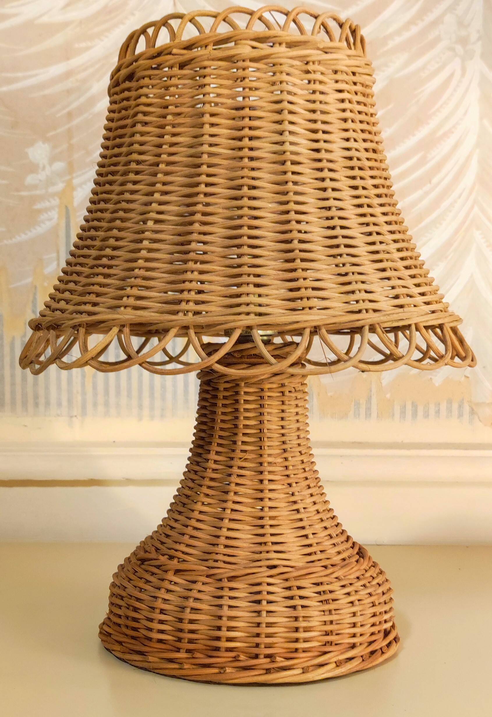 Rattan mushroom lamp