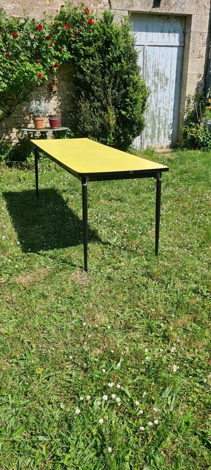 Grande table en formica jaune et noir