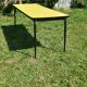 Grande table en formica jaune et noir