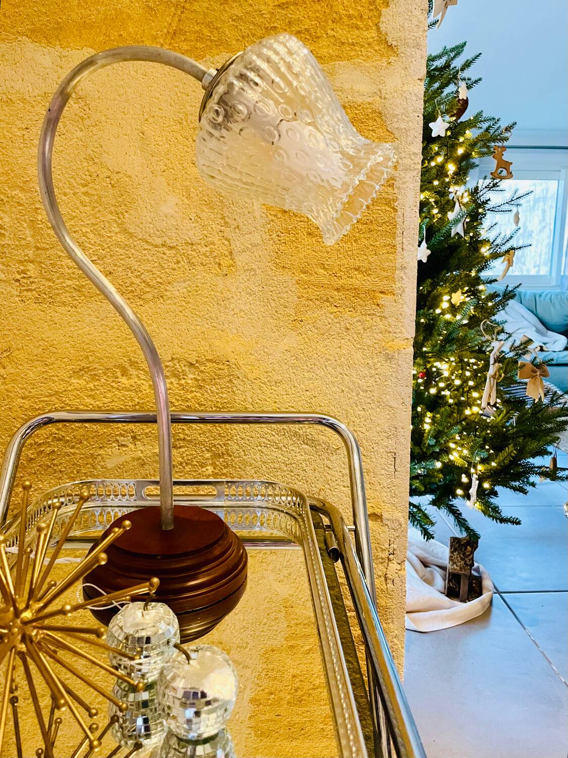 Metal and wood gooseneck table lamp