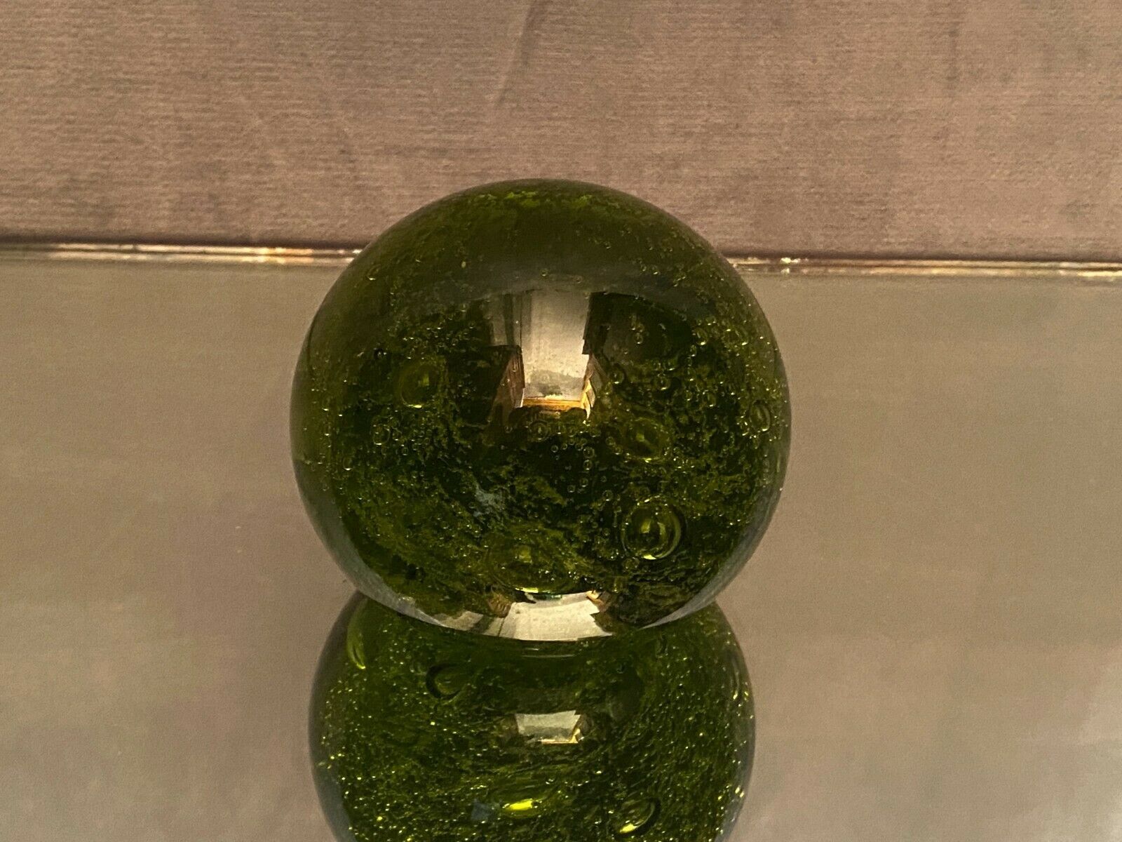 Boule sulfure presse-papier en verre teinté vert