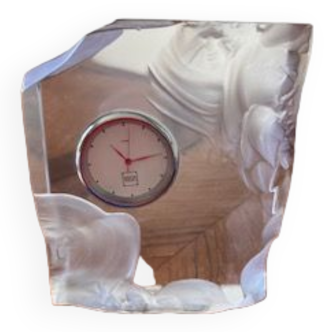 White weaning crystal clock with frosted patterns
