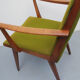 Fauteuil des années 1950 en cerisier, tissu vert