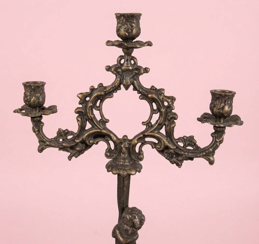 Ancien chandelier en bronze avec putto, XIXe s.