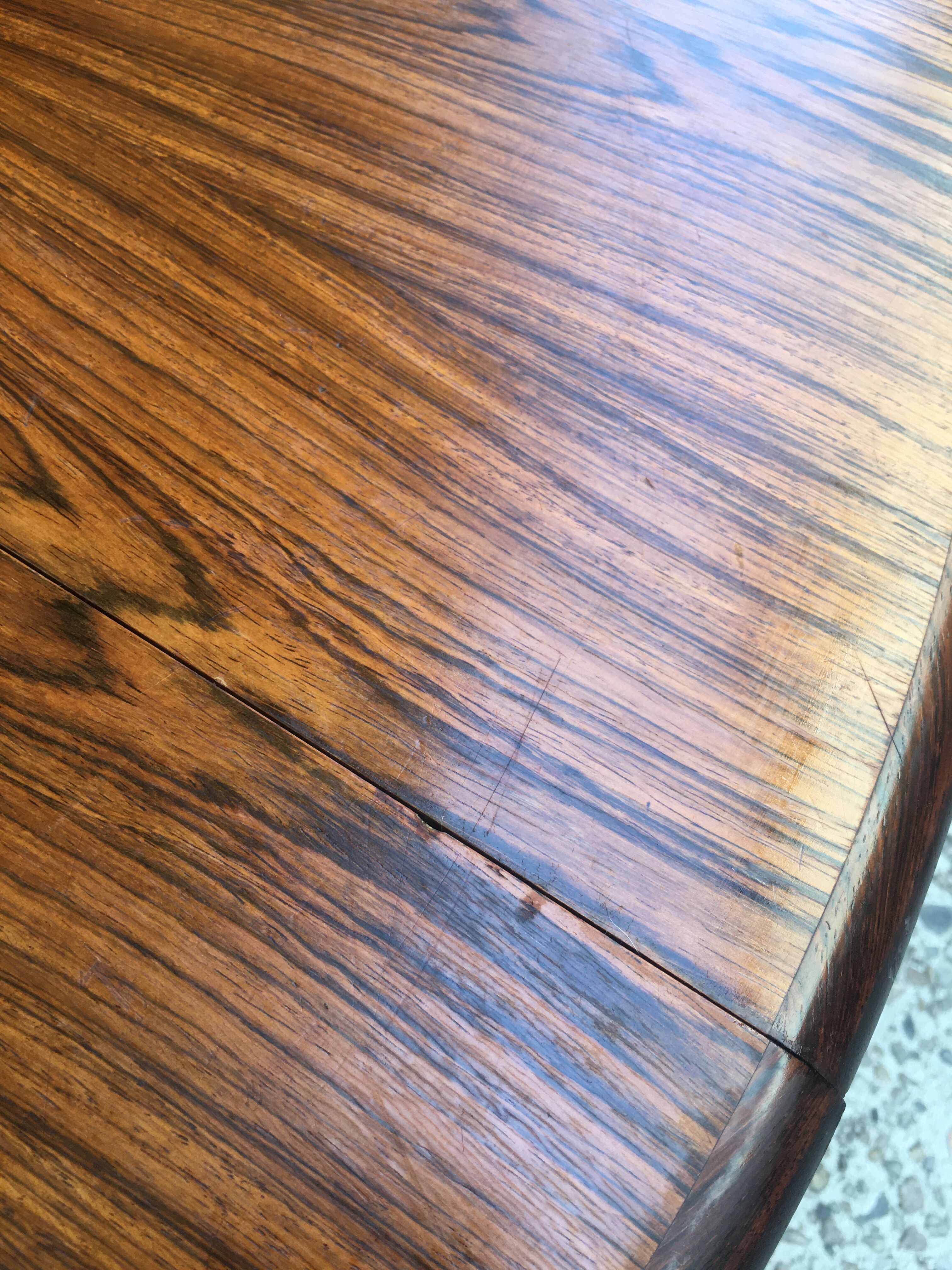 Expandable roundtable