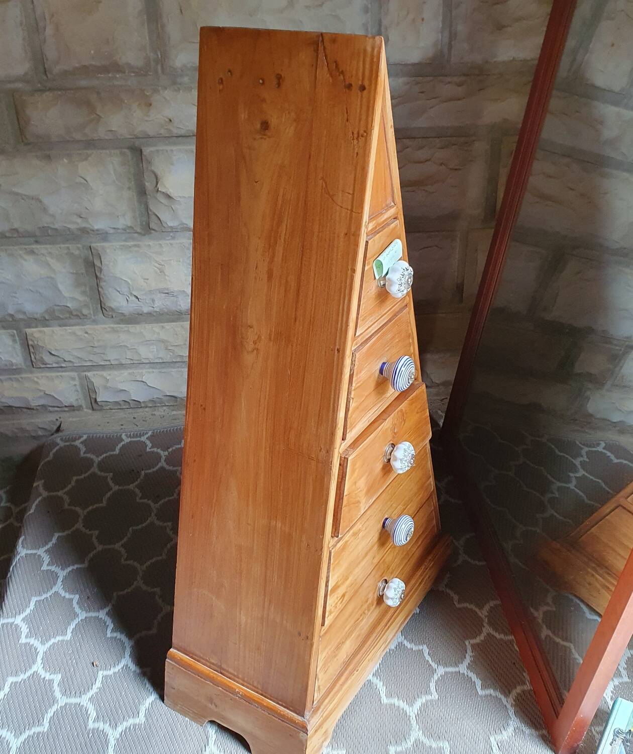 Pyramid-shaped chest of drawers