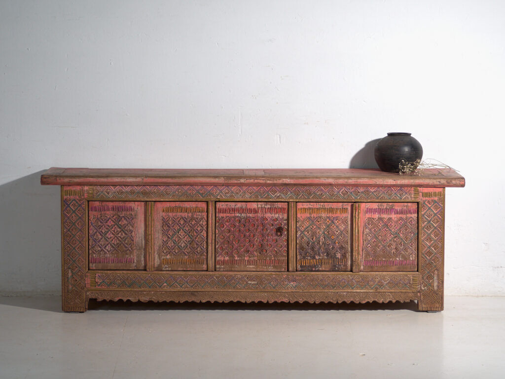 Buffet ancien bas sculpté en bois de sapin – Chine, vers 1930