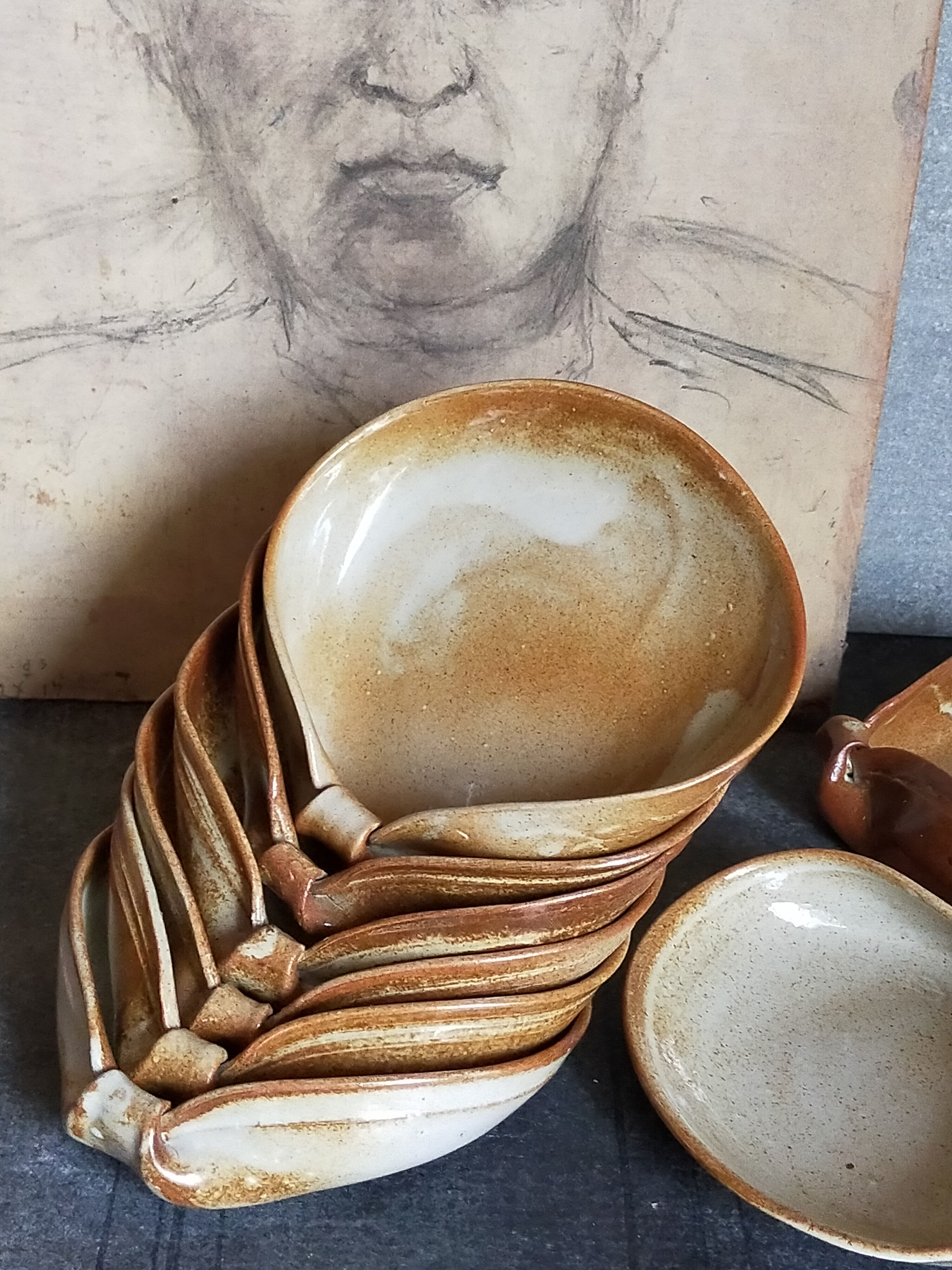 Huit ramequins "coquilles" grès de potier émaillé vintages