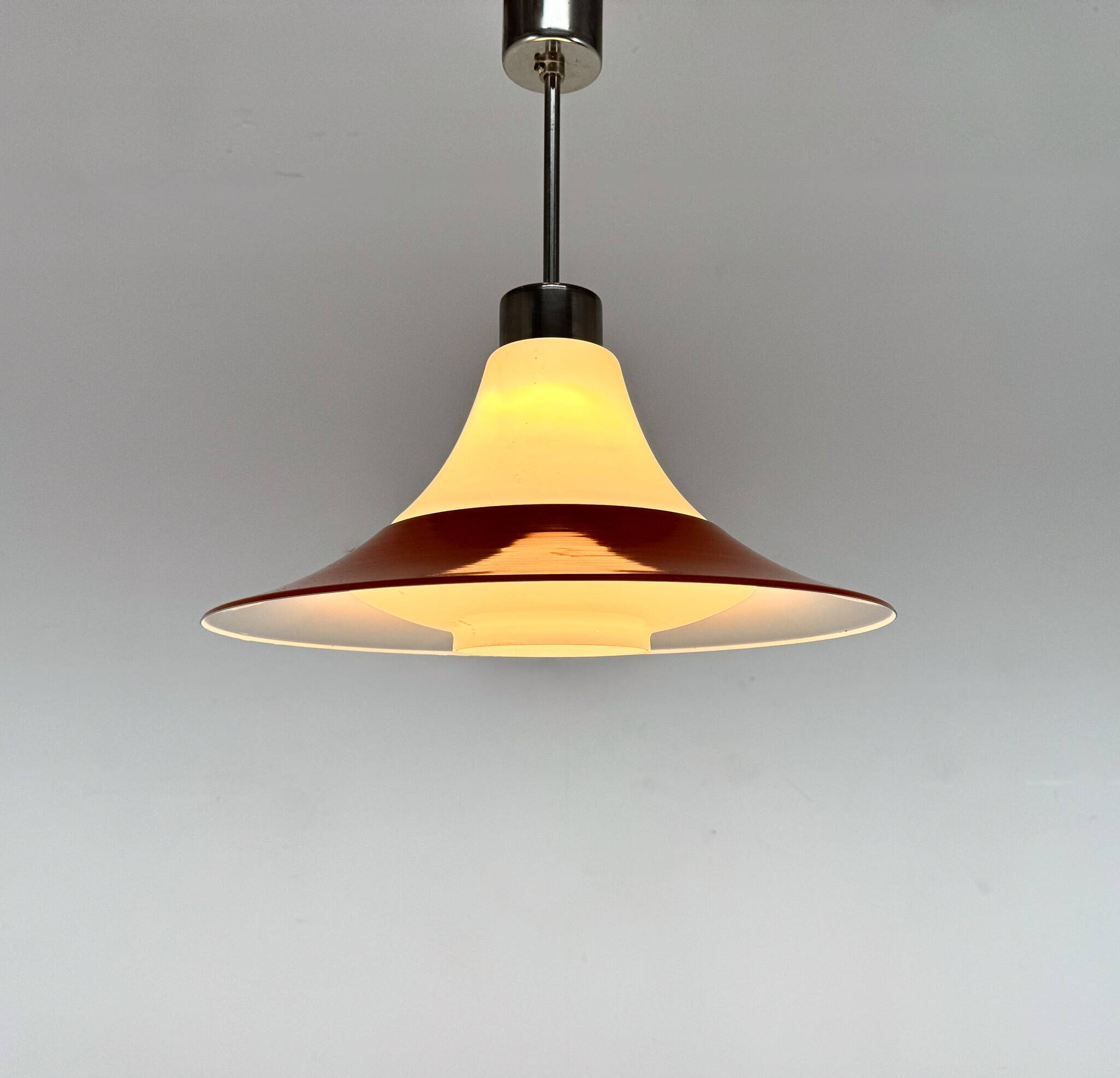 Suspension en verre opalin et métal orange, milieu XXème