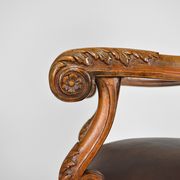 Fauteuil de bureau Louis XIII en cuir et noyer sculpté vers 1860